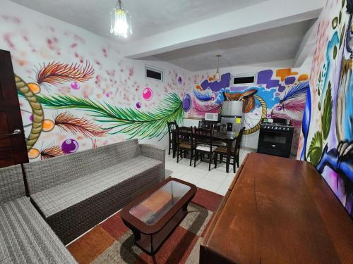 帕纳哈切尔Casa Búho的客厅墙上有绘画作品