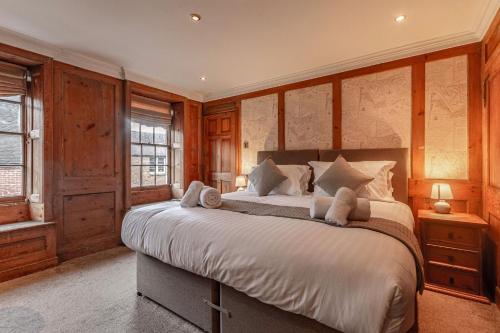 新港Hewitt's Restaurant & Rooms的一间卧室配有一张带木墙的大床