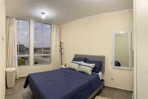 皮乌拉Departamento de Estreno SEMREQ的一间卧室设有蓝色的床和大窗户