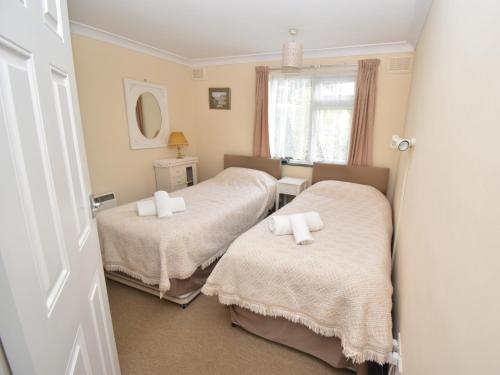 霍克斯黑德1 Bed in Outgate and Tarn Hows LLH50的一间卧室设有两张床和窗户。