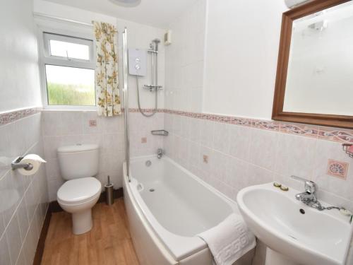 霍克斯黑德1 Bed in Outgate and Tarn Hows LLH50的浴室配有卫生间、浴缸和水槽。