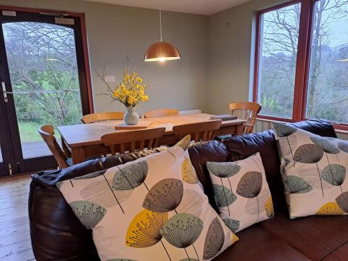 彭赞斯Helnoweth Lodge的带沙发和餐桌的客厅