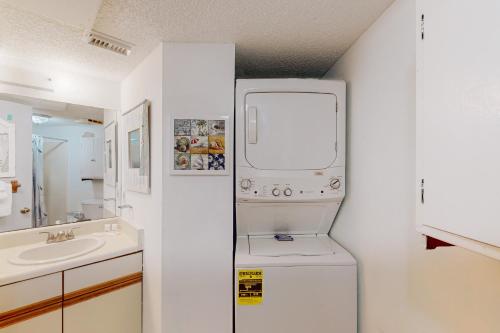 奥兰治比奇Lei Lani Village 103的一间白色的小浴室,配有洗衣机和烘干机