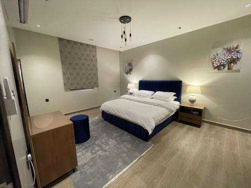 札哈兰شقة عائلية خاصة的一间卧室配有一张蓝色床头板的床