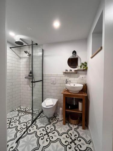 塞济斯菲厄泽Curry house rooms的浴室配有卫生间、盥洗盆和淋浴。