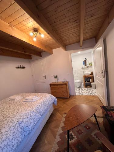 塞济斯菲厄泽Curry house rooms的一间卧室设有一张床和木制天花板