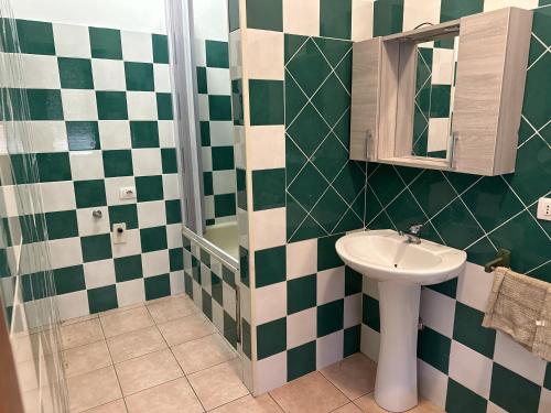 奥尔比亚Olbia via modena的绿色和白色的浴室设有水槽和镜子