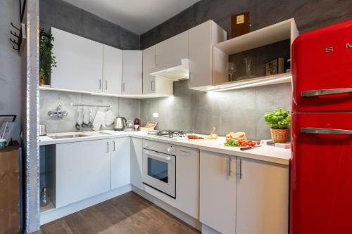 罗马Casa del Sole - Free Parking的厨房配有白色橱柜和红色冰箱