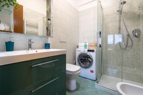 罗马Casa del Sole - Free Parking的一间带水槽和洗衣机的浴室