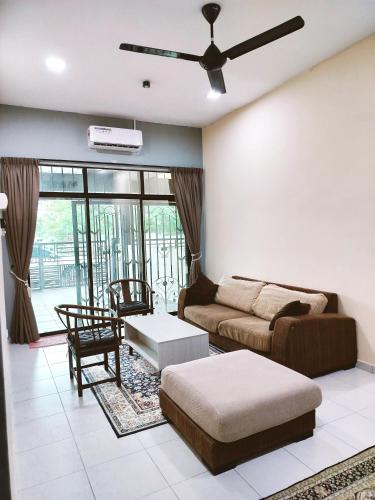 Kampong Bukit KatilUmmi Homestay Bukit Katil Melaka的客厅配有沙发和桌子