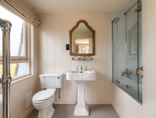 拉伊The Lookout Rye的一间带卫生间、水槽和镜子的浴室