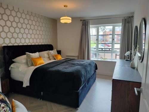 法恩伯勒Farnborough central的一间卧室设有一张大床和一个窗户。