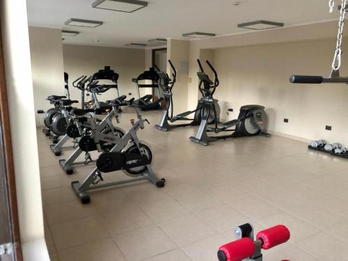 比亚里卡Departamento familiar Villarrica的健身房,室内配有几辆健身自行车