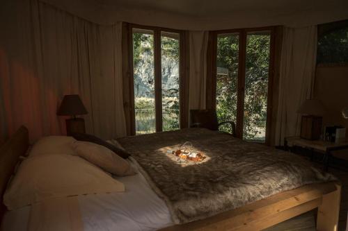 瓦隆蓬达克洛奇史前酒店的一间卧室设有一张带壁炉的床。