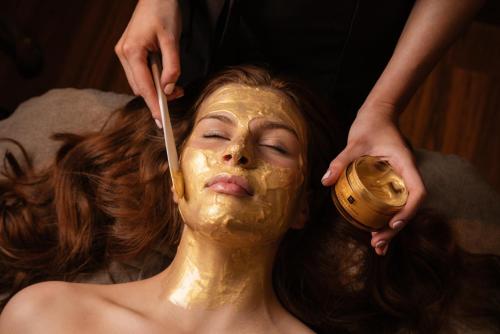 贝尔法斯特贝尔法斯特广场酒店的一位戴着金面具的女人