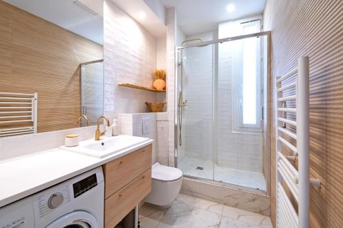 尼斯La Maioneta Vieux-Nice的浴室配有卫生间水槽和淋浴。