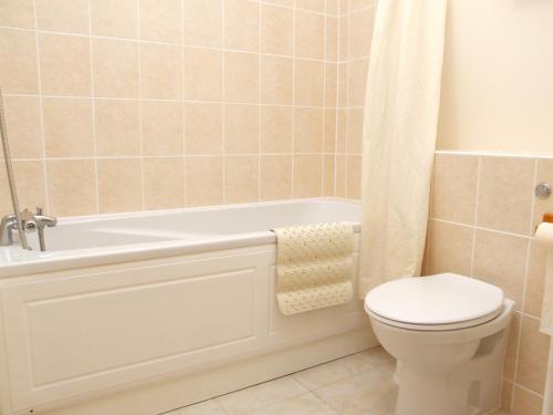 Grandes RocquesMas Des Sables Seaside Cottages的浴室配有白色浴缸和卫生间。