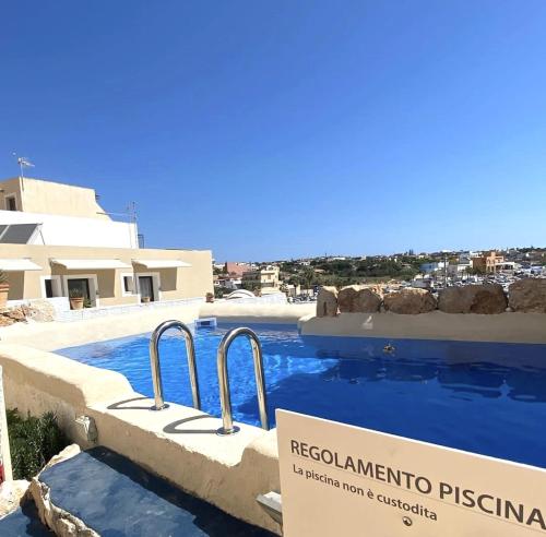 兰佩杜萨美杜莎酒店的度假村前带标志的游泳池