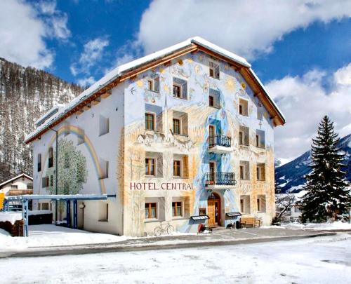 Valchava菲勒哈中央高级酒店的山间酒店,地面下雪