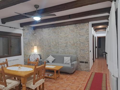 ArgésCasa Rural La Veguilla的客厅配有沙发和桌子
