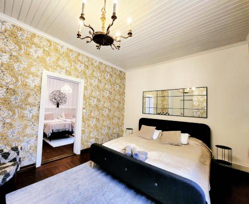 于韦斯屈莱Harmooni Suites的一间卧室配有一张带吊灯的床
