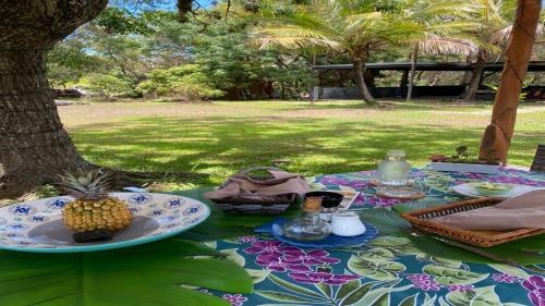 安加罗阿Hostal Harepakoba的一张野餐桌,上面有一盘 ⁇ 萝