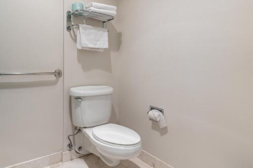 旧金山Samesun San Francisco的浴室配有白色卫生间和毛巾。
