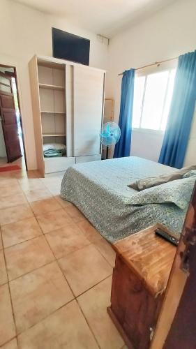 贝纳多图埃托Lavalle II的一间卧室配有一张木桌和一张床铺