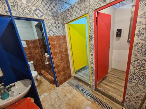 圣朱利安斯Hostel Malti Budget的浴室设有色彩缤纷的大门和水槽