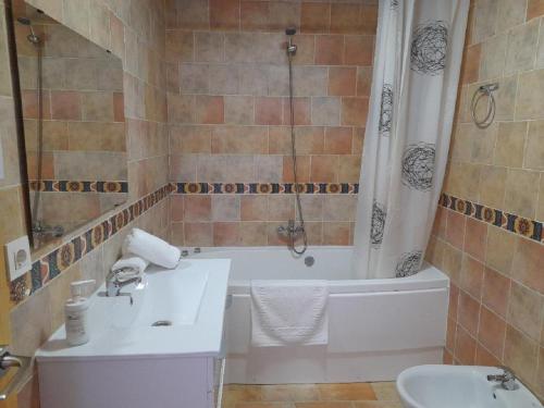 Los MoralesAtalaya de los Bermejales的带浴缸、卫生间和盥洗盆的浴室