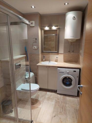 布德瓦Jana apartment Budva的浴室配有卫生间、盥洗盆和洗衣机。