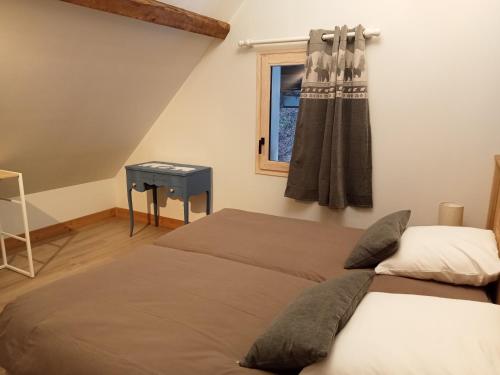 Planayla grande ourse的一间卧室设有两张床和窗户。