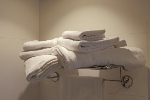 莱维科特尔梅自由酒店的浴室毛巾架上的一堆毛巾