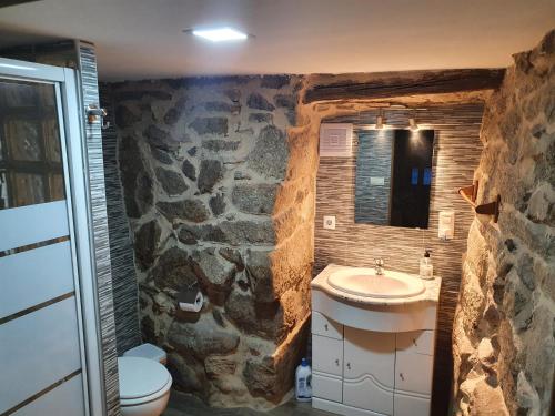 Salamondecasa cristimil -san amaro的石质浴室设有水槽和卫生间