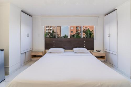 巴兰基亚Villa Santos Apartaestudios的一间大型白色卧室,配有一张大床