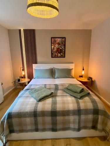 克鲁Central Crewe - Modern 1BR Haven的一间卧室配有一张带两个枕头的床