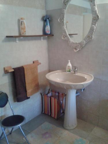 帕拉比塔Villetta In Campagna的一间带水槽、镜子和椅子的浴室