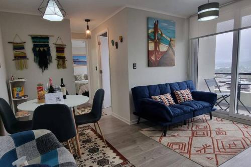 比亚里卡Departamento nuevo en Villarrica的客厅配有蓝色的沙发和桌子