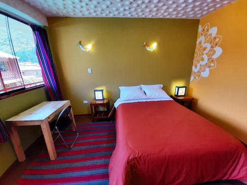 皮萨克皮萨克印加宾馆的客房设有床、桌子和窗户。