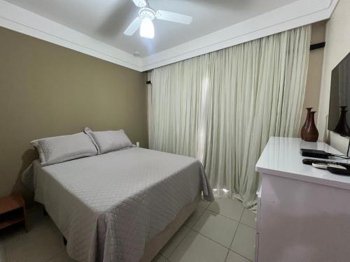 皮拉伊河畔巴拉Aldeia das Águas Park Resort - Quartier - Flat B102的一间卧室配有一张床和吊扇