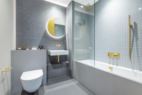 伦敦ShyPen的浴室配有卫生间、盥洗盆和淋浴。