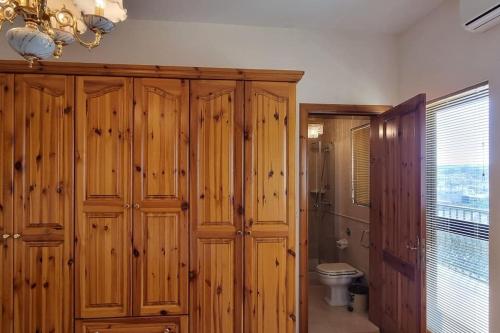 马尔萨斯卡拉Ramla Boutique Home的一间带木制橱柜和卫生间的浴室