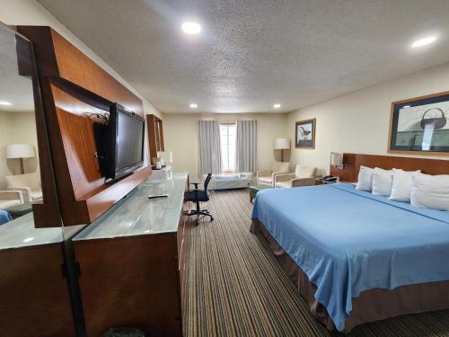 普雷里德欣温莎广场酒店的配有一张床和一台平面电视的酒店客房