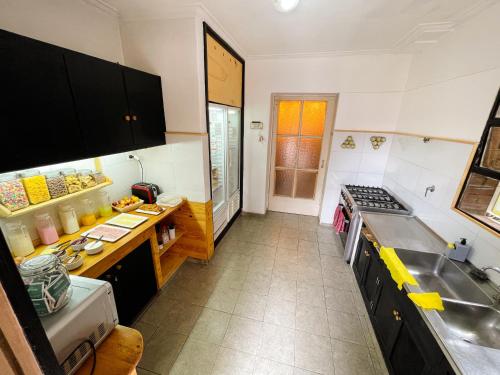 门多萨Mora Hostel的厨房配有水槽和台面