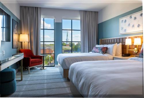 塔斯卡卢萨The Alamite, Tuscaloosa, a Tribute Portfolio Hotel的酒店客房,配有两张床和椅子