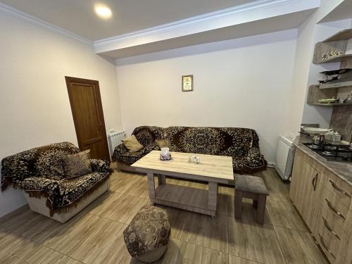 杰尔穆克Jermuk Mini Apartment的客厅配有沙发和桌子