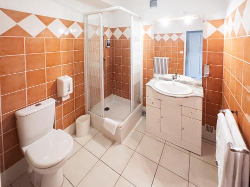 奥普拉图尔酒店的浴室配有卫生间、淋浴和盥洗盆。