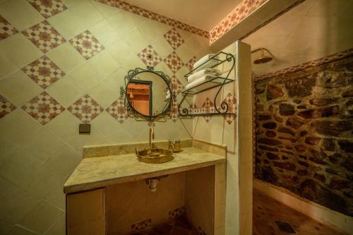 瓦尔扎扎特Ouednoujoum Ecolodge & Spa的浴室设有水槽和墙上的镜子