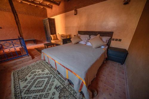 瓦尔扎扎特Ouednoujoum Ecolodge & Spa的一间卧室,卧室内配有一张大床