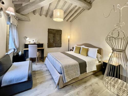 皮恩扎Vento d’Orcia的一间卧室配有一张床、一张桌子和一把椅子